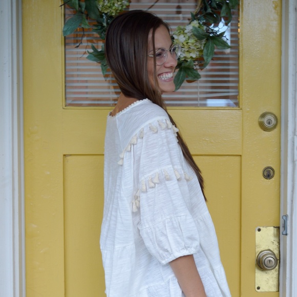 Cute White Pom Top - Picture 2 of 4